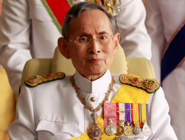 VERDENS LEGSTSITTENDE MONARK: Thailands konge, Bhumibol Adulyadej, døde torsdag. Han ble 88 år gammel. Foto: REUTERS/Sukree Sukplang Foto: NTB Scanpix VERDENS LEGSTSITTENDE MONARK: Thailands konge, Bhumibol Adulyadej, døde torsdag. Han ble 88 år gammel. Foto: REUTERS/Sukree Sukplang Foto: NTB Scanpix